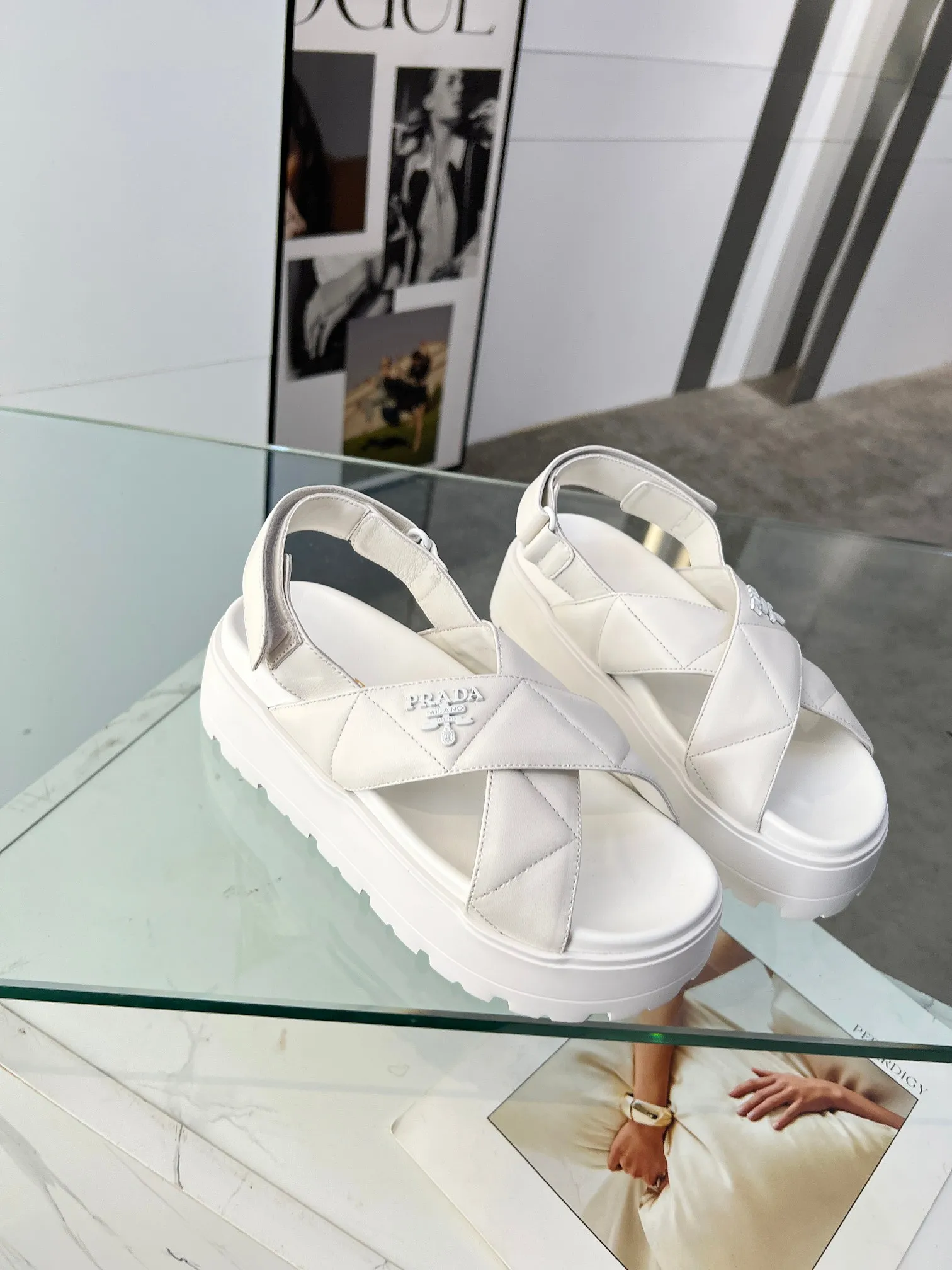 👟👟Ex-factory price 460👟👟 PRADA 2025 vs spring and summer popular sandals series... [Thick-soled double-button sandals] Original 1:1 customization, this year's most fashionable and popular retro British style, simple and elegant, all styles are good-looking, platform thick soles make you slimmer and taller, very comfortable, fashionable and versatile... Many Internet celebrities are on their feet. These platform round-toe thick-soled shoes are very popular this year. They can be worn (increased) for both leisure and leisure. ❶Material: Customized imported calf leather ❷Inner: Customized imported sheepskin ❸Outsole: Original molded ultra-light outsole ❹Sole thickness: 5.5cm ❺Number of yards: 35-40 ❻Packaging: Original full set of packaging ☀Color: Official website updated simultaneously